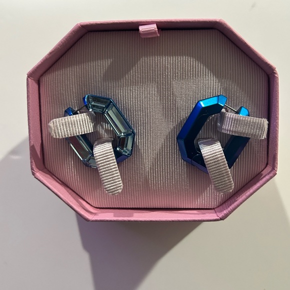 Swarvoski Lucent hoop earrings
Octagon shape, Small. New with box - Picture 5 of 10